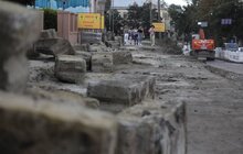 Фото 8: Біля Органного залу сьогодні зрізають ялинки, на їх місці висадять 15 нових дерев
