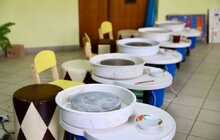 Фото 2: Діти разом із люксембурзьким митцем виготовлять керамічне панно: «Україна - Ельдорадо майбутнього»