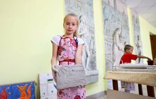 Фото 6: Діти разом із люксембурзьким митцем виготовлять керамічне панно: «Україна - Ельдорадо майбутнього»