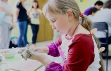 Фото 9: Діти разом із люксембурзьким митцем виготовлять керамічне панно: «Україна - Ельдорадо майбутнього»