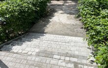 Фото 5: У будинку на вул. Науковій, 26 облаштують три металеві пандуси для людей на кріслах колісних: два уже встановили