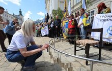 Фото 1: «Місце надії»: на площі Ринок встановили крісло, яке чекає свого Героя