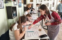 Фото 2: Студенти львівського профтеху проводять великодні майстеркласи з писанкарства для школярів