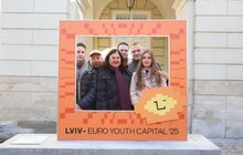 Фото 4: На честь титулу Молодіжної столиці Європи перед Львівською ратушею встановили символічну інсталяцію (відео)