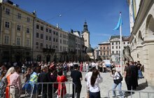Фото 3: Біля Львівської мерії підняли кримськотатарський прапор (відео)