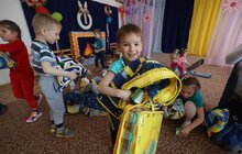 Фото 24: Всесвітньовідома німецька мисткиня передала вихованцям Львівського Центру підтримки дітей авторські патріотичні ковдри