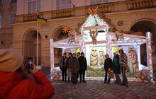 Фото 1: У центрі Львова встановили різдвяну шопку (відео)