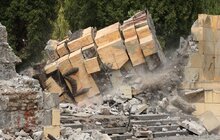 Фото 4: З Пагорба Слави демонтували другу вхідну колону: на якому етапі ексгумація радянських поховань (відео)