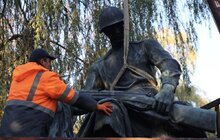 Фото 4: У Львові з Пагорбу слави демонтували три радянські пам’ятники: скульптури поповнять експозицію музею «Територія терору» (відео)