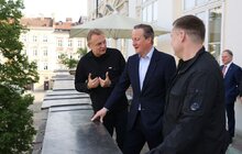 Фото 10: Девід Камерон у Львові залишив запис у Книзі почесних гостей та висадив дерево