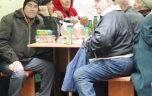 Фото 10: Потребуючі львів’яни змогли відчути єдність під час Великоднього сніданку в дворику Ратуші