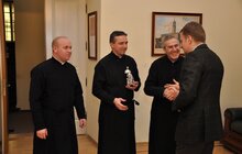 Фото 1: Отці-селезіяни подарували місту статуетку святого Івана Боско