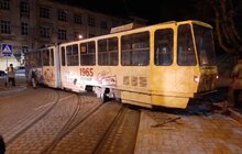 Фото 1: Трамвайний вагон, який вчора ввечері зійшов з колії, знаходиться в депо на ремонті