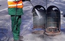 Фото 25: Комунальні служби дезінфікують місто: миють вулиці, тротуари, зупинки транспорту, сходові клітки будинків