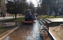 Фото 24: Комунальні служби продовжують дезінфікувати місто: миють вулиці, тротуари, зупинки транспорту, сходові клітки будинків