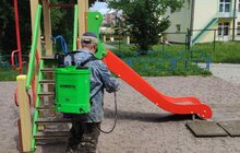 Фото 2: Комунальні служби щоденно проводять дезінфекцію у житлових будинках