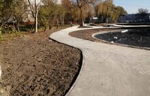 Фото 1: На вул. Панча тривають роботи із облаштування громадського простору та озера