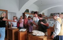 Фото 4: Для літніх панів та панянок організували екскурсію у Палеонтологічний музей