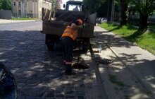 Фото 8: У Львові очистили близько 9 тисяч дощоприймачів: з них витягували не лише пісок, а й пляшки, пластиковий посуд та навіть айфон