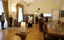 Фото 14: Впродовж дня охочі можуть набрати свяченої води з резервуару на площі Ринок