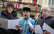 Фото 22: Впродовж дня охочі можуть набрати свяченої води з резервуару на площі Ринок