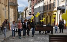Фото 5: На пішохідній вулиці Лесі Українки ТМ «Хлібна хата» встановлено відпочинкові лавки
