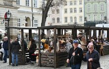 Фото 8: Ікони, шеврони, прикраси, делікатеси з м'яса: сьогодні у Львові стартував Ветеранський ярмарок (відео)