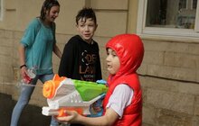 Фото 7: У Львові на пл Ринок триває «Поливаний понеділок»