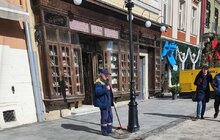 Фото 2: Миють зупинки громадського транспорту та вивозять бруд із піском: комунальні служби Львова прибирають місто після зими