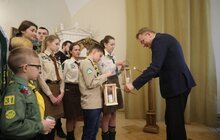 Фото 1: Пластуни та скаути передали місту Вифлеємський вогонь миру