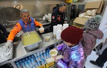 Фото 6: Біля університету ветеринарної медицини працює мобільна кухня для вимушено переміщених українців