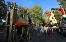 Фото 4: У парку Франка почали встановлювати унікальну ігрову зону «Лис Микита»