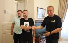 Фото 10: Учасники рок-гурту «Жадан і Собаки» стали амбасадорами проєкту UNBROKEN