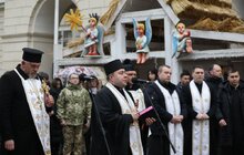 Фото 1: У Львові на площі Ринок освятили воду: упродовж дня охочі можуть прийти і набрати її з резервуара