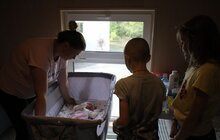 Фото 11: У Центрі «Незламні матусі» оселилась нова мешканка: новонароджена дівчинка Даринка