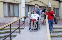 Фото 6: Мама з донькою, які під час ракетного обстрілу росіян втратили ноги, поїхали на протезування до США