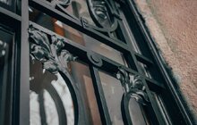 Фото 2: На ній залишилися сліди від бомби: реставратори відновили історичну браму на вул. Чернігівській