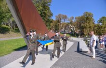 Фото 2: На Меморіалі Героїв Небесної Сотні курсанти Ліцею Героїв Крут урочисто підняли національний стяг