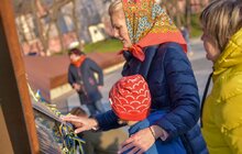 Фото 19: На Меморіалі Героїв Небесної сотні підняли синьо-жовтий стяг та привітали волонтерів з їхнім днем