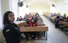 Фото 8: Інструктори університету безпеки життєдіяльності навчають школярів надавати домедичну допомогу та поводитись в надзвичайних ситуаціях