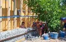 Фото 1: Дерев’яні будинки, відпочинкова зона з озером, дитячий та спортивний майданчики: у Львові завершують будівництво житла для вагітних переселенок