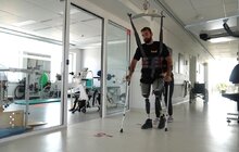 Фото 3: У центрі UNBROKEN 41-річному захиснику встановили протези ніг із електронними колінами