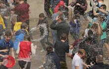 Фото 21: У Львові на пл Ринок триває «Поливаний понеділок»
