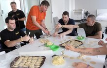 Фото 1: Пацієнти центру НЕЗЛАМНІ спробували новий вид реабілітації – готування їжі