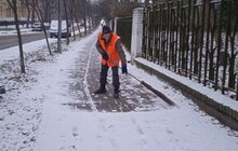 Фото 1: Вночі на вулицях міста працювало 69 одиниць снігоприбиральної техніки
