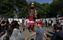 Фото 2: Майже 4-метрова лялька Амаль відвідала містечко для переселенців у Львові та прогулялася Стрийським парком