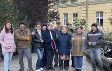Фото 8: Санітарна обрізка, догляд та пересадка рослин: на площі Митній упорядкували клумби