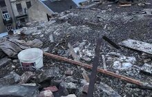 Фото 1: На вул. Рибній шквальним вітром пошкоджено дах будинку та припарковану машину, ніхто не постраждав