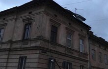 Фото 6: На вул. Рибній шквальним вітром пошкоджено дах будинку та припарковану машину, ніхто не постраждав