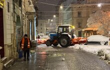 Фото 3: 84 одиниці спецтехніки та понад 1200 двірників прибирають місто від снігу